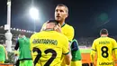 Pemain Inter Milan Henrikh Mkhitaryan merayakan dengan rekan setimnya Edin Dzeko setelah mencetak gol ke gawang Fiorentina pada pertandingan sepak bola Liga Italia di Artemio Franchi Stadium, Florence, Italia, 22 Oktober 2022. (Massimo Paolone/LaPresse via AP)