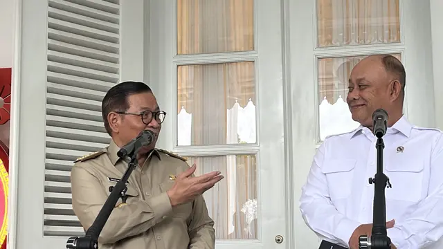 Gubernur DKI Jakarta Pramono Anung (kiri) dan Kepala BGN Dadan Hindayana (kanan) di Balai Kota DKI Jakarta, Senin (9/2/2026).