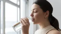 Bolehkah Minum Air Putih Saat Makan? Ini Manfaat dan Risikonya