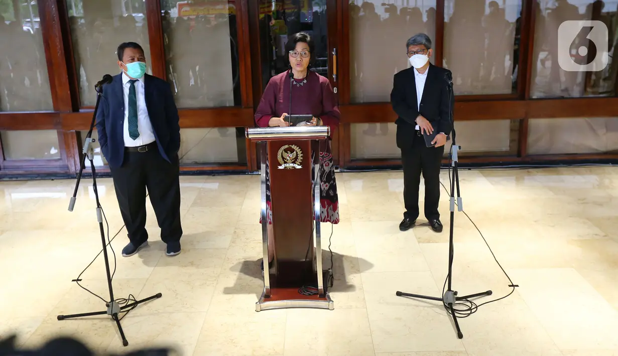Menteri Keuangan Sri Mulyani memberikan keterangan pers usai rapat paripurna DPR Ke-10 masa Persidangan II Tahun Sidang 2021-2022 di Senayan, Jakarta, Selasa (7/12/2021). DPR menyetujui atas RUU tentang Hubungan Keuangan antara Pemerintah Pusat dan Pemerintah Daerah. (Liputan6.com/Angga Yuniar)