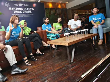 Model atau artis Davina Veronica (kedua kiri) berbicara dalam diskusi bertema 'Kantong Plastik tidak Gratis', Jakarta, (17/2). Penggunaan kantong plastik yang tak dikontrol nantinya  dapat merusak lingkungan. (Liputan6.com/Immanuel Antonius)