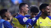 Penyerang Al Nassr Cristiano Ronaldo merayakan dengan rekan setimnya setelah mencetak gol ke gawang Al Shabab dalam pertandingan Liga Arab Saudi di&nbsp;Stadion Al Awal Park at King Saudi University, Selasa, 23 Mei 2023. (foto: Fayez NURELDINE / AFP)