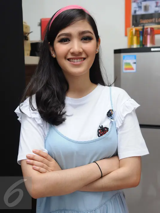 Cut Syifa berpose saat ikut dalam sesi pemotretan, Jakarta, Sabtu (28/1).  Cut Syifa siap menghiasi layar kaca dalam perannya sebagai Kasih di sinetron terbaru SCTV produksi SinemArt yang berjudul 'Anak Sekolahan'. (Liputan6.com/Gempur M Surya) 