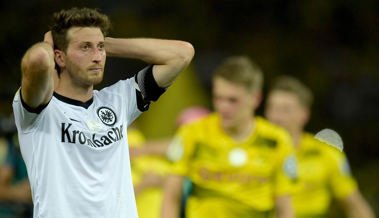 Bek Frankfurt, David Abraham, tampak kecewa usai kalah dari Dortmund pada laga final DFB Pokal di Stadion Olympic, Berlin, Sabtu (27/5/2017). Dortmund menang 2-1 atas Frankfurt. (EPA/Clemens Bilan)