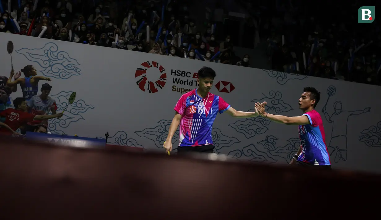 Wakil kedua yang lolos ke babak 16 Besar adalah ganda putra Pramudya Kusumawardana/Yeremia Erich Yoche Yacob Rambitan yang sukses mengalahkan wakil Inggris, Ben Lane/Sean Vendy dengan dua game langsung 21-19, 21-15. (Bola.com/Bagaskara Lazuardi)