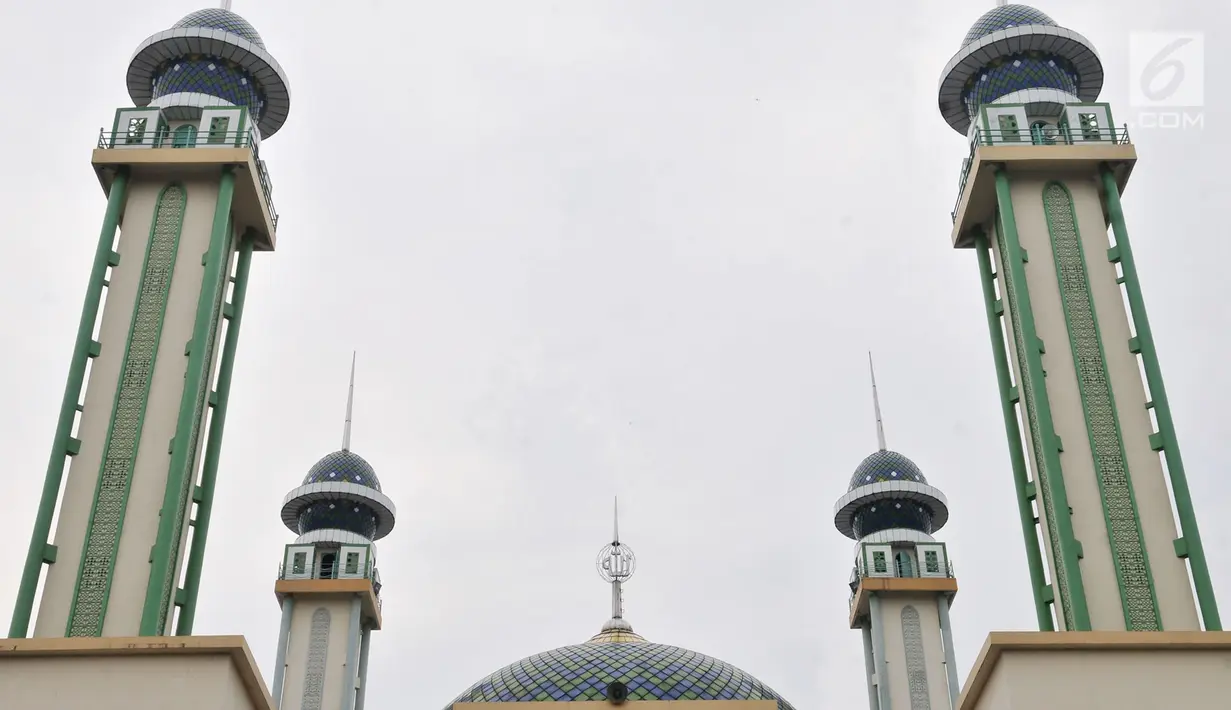 Penampakan menara Masjid Agung Al-Barkah, Bekasi, Jawa Barat, Rabu (15/5/2019). Simbolisasi islam bisa kita jumpai pada 4 buah menara yang memiliki arti 4 tiang ilmu, yakni Bahasa Arab, Syariah, sejarah dan filsafat. (merdeka.com/Iqbal Nugroho)