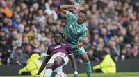 Duel Ryan Gravenberch (kanan) lawan Axel Tuanzebe&nbsp;di laga Burnley vs Liverpool di matchday 4 Premier League 2025/2026 di Turf Moor, Minggu (14/09/2025). (AP Photo/Jon Super).