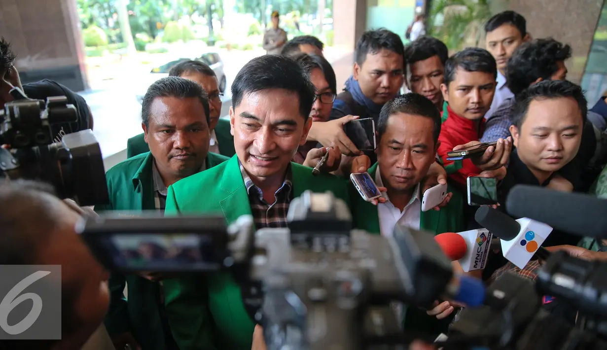 Sekjen DPP PPP Dimyati Natakusumah memberikan keterangan pers di Gedung Kementerian Hukum dan Ham, Jakarta, Senin (4/1). Kedatangannya untuk menjelaskan dan menyerahkan data otentik muktamar Jakarta kepada Menkumham. (Liputan6.com/Faizal Fanani)