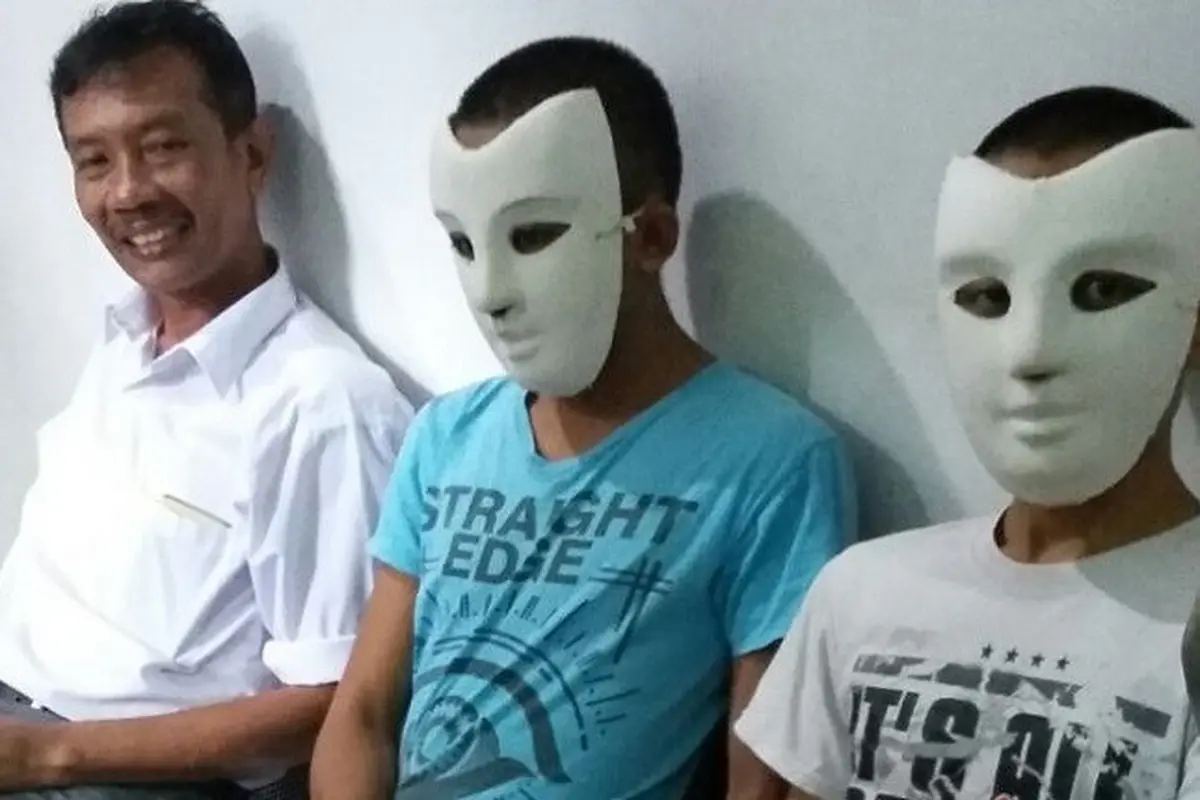 Pasangan Sesama Jenis Jember Menanti Sidang Pemalsuan Identitas