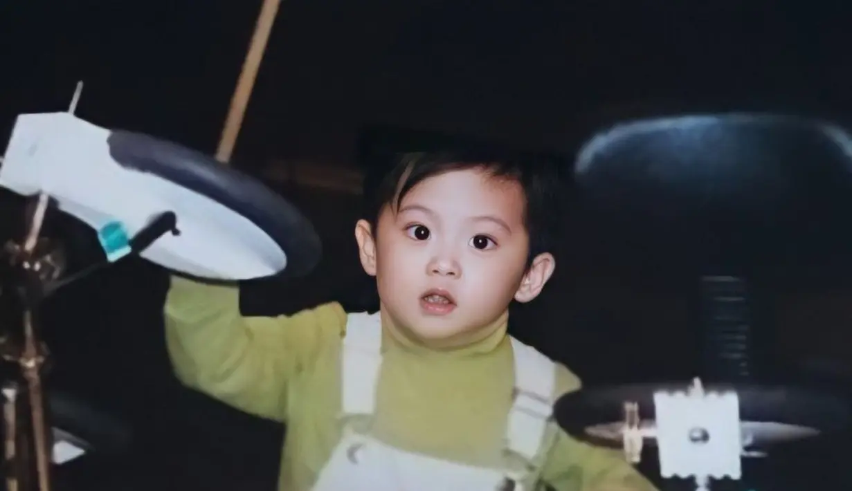 Tak sampai di situ, Mark juga bergabung dengan unit NCT Dream yang memiliki image muda dan imut. (Foto: Instagram/@molostream)