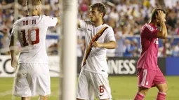 Pemain depan AS Roma, Francesco Totti (kiri), merayakan golnya ke gawang Real Madrid bersama Adem Ljajic di laga International Champions Cup 2014 di Stadion Cotton Bowl, Dallas, (29/7/2014). (REUTERS/Kevin Jairaj-USA TODAY Sports)