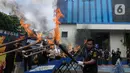 Selanjutnya, untuk seluruh Barang Kena Cukai (BKC) illegal hasil penindakan akan dimusnahkan dengan cara dibakar di lokasi PT Mukti Mandiri Lestari, Purwakarta, Jawa Barat pada hari yang sama. (merdeka.com/Imam Buhori)