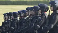 Anggota polisi wanita (Polwan) berbanjar saat peringatan HUT ke-70 Polwan di Lapangan Monas, Jakarta, Senin (3/9). Berbagai atraksi ketangkasan diperlihatkan sejumlah polwan. (Merdeka.com/Iqbal S. Nugroho)