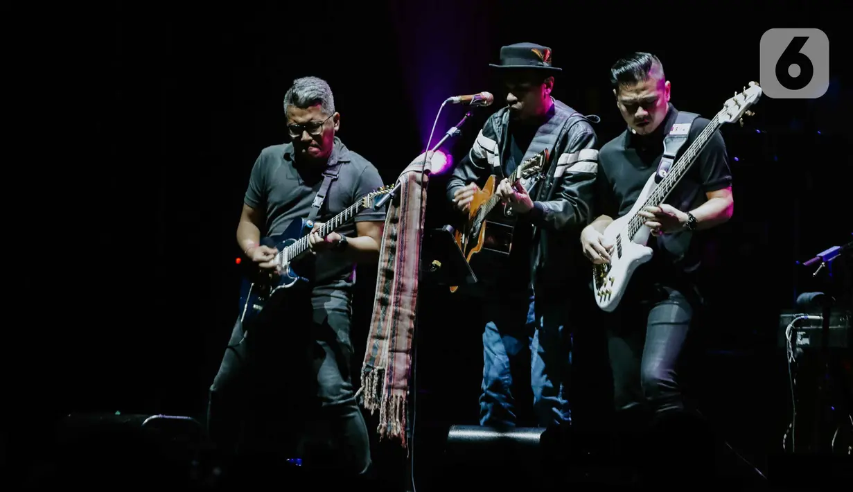 Aksi panggung Glenn Fredly dalam festival musik Love Fest di Istora Senayan, Jakarta, pada 22 Februari 2020. Salah satu penyanyi kebanggaan Indonesia, Glenn Fredly meninggal dunia, Rabu (8/4/2020) malam dalam usia 44 tahun di sebuah rumah sakit di Jakarta Selatan. (Liputan6.com/Faizal Fanani)