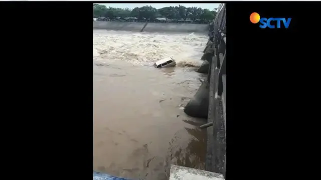 Peristiwa nahas tersebut sempat te terekam video amatir. Terlihat mobil tercebur ke Sungai Brantas di pintu air Rolak Songo.