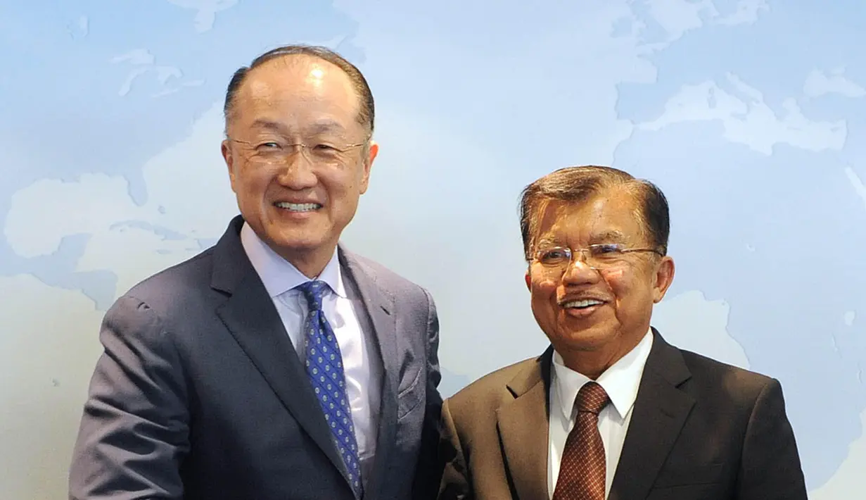 Wapres Jusuf Kalla bersalaman dengan Presiden Bank Dunia, Jim Yong Kim di Washington DC, Amerika Serikat, (1/4). JK bertemu pimpinan Bank Dunia di Sela lawatan kerja guna menghadiri Nuclear Security Summit (KTT Keamanan Nuklir) keempat. (Tim Media Wapres)