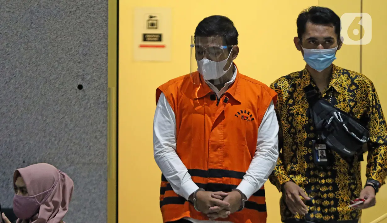 Staf khusus Menteri Kelautan dan Perikanan nonaktif Edhy Prabowo, Andreau Misanta Pribadi (tengah) berjalan meninggalkan Gedung KPK usai menjalani pemeriksaan lanjutan, Jakarta, Jumat (11/12/2020). Andreau diduga terlibat dalam suap ekspor benih lobster. (Liputan6.com/Helmi Fithriansyah)