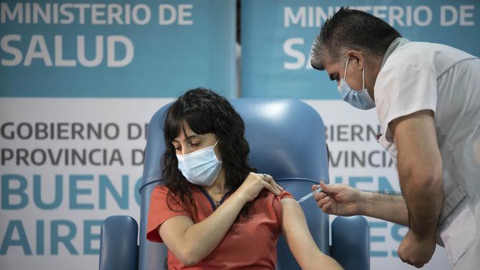 Seorang petugas medis menerima suntikan vaksin COVID-19 di Buenos Aires, Argentina, 29 Desember 2020. Dua dokter, Francisco Traverso dan Flavia Loiacono, menjadi orang-orang pertama yang divaksin COVID-19. (Xinhua/Martin Zabala)