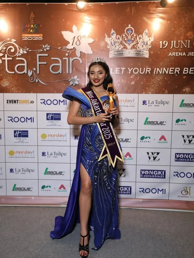 Pemenang utama Miss Jakarta Fair 2025 mendapatkan penghargaan bergengsi beserta sejumlah hadiah 1