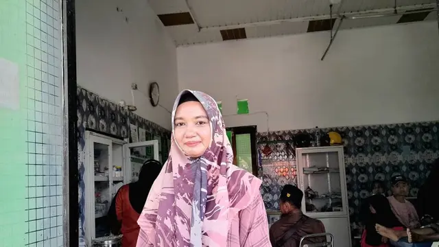 Dokter Azmi membantu korban bencana Aceh Tamiang