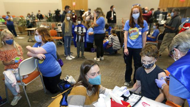 FOTO: Vaksinasi COVID-19 untuk Anak-Anak