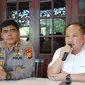 Direktur Reserse Kriminal Khusus Polda Riau Kombes Teguh Widodo (kanan) memberikan penjelasan video viral remaja menghina Jokowi. (Liputan6.com/M Syukur)