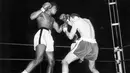 Muhammad Ali saat berhadapan dengan Henry Cooper di Stadion Wembley di London, Inggris (18/6/1963). Ali wafat pada usia 74 tahun dan dimakamkan di kota kelahirannya di Louisville, Kentucky. (REUTERS/Action Images/MSI)