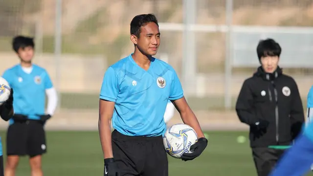 5 Potret Rizky Ridho saat Latihan Bersama Timnas, Bek Muda Persebaya