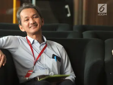 Kepala Badan Peningkatan Penyelenggaraan Sistem Penyediaan Air Minum (BPPSPAM) Bambang Sudiatmo tersenyum saat menunggu panggilan akan menjalani pemeriksaan oleh penyidik di Gedung KPK, Jakarta, Senin (25/2). (Merdeka.com/Dwi Narwoko)