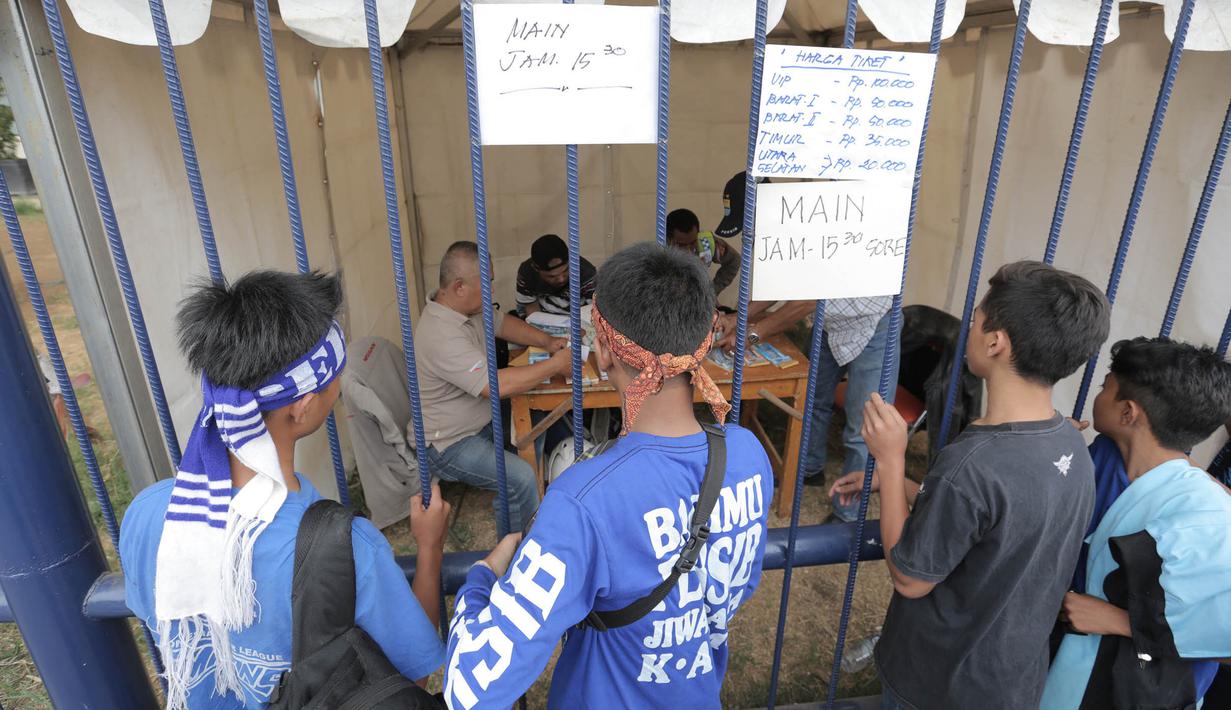 Bobotoh membeli tiket pertandingan antara Persib Bandung melawan Malaysia All Stars di Stadion Si Jalak Harupat, Bandung, Sabtu (24/10/2015). (Bola.com/Nicklas Hanoatubun)