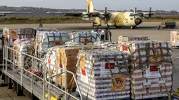 Dari Pangkalan Udara Kenitra, pihak Kerajaan Maroko mengirimkan 37 ton bantuan ke Gaza dari total 180 ton yang direncanakan, sebagai bagian dari pengangkutan udara kemanusiaan yang diluncurkan. (Abdel Majid BZIOUAT/AFP)