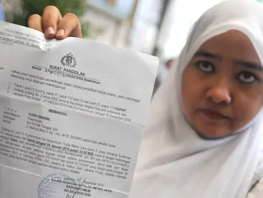 Yusri Isnaini memperlihatkan surat saat berada di Polda Metro Jaya, Jakarta, Selasa (5/1/2016). Yusri melaporkan Gubernur DKI Jakarta Basuki Thahja Purnama ke Polda Metro Jaya terkait kasus pencemaran nama baik kasus KJP. (Liputan6.com/Gempur M Surya)