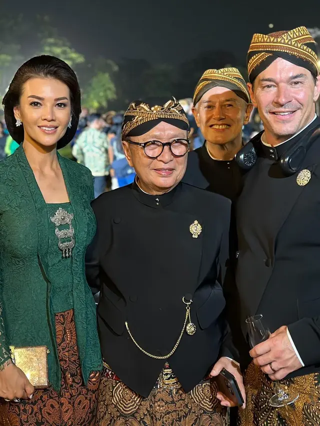 Farah Quinn dengan kebaya hijau (Instagram/farahquinnofficial)