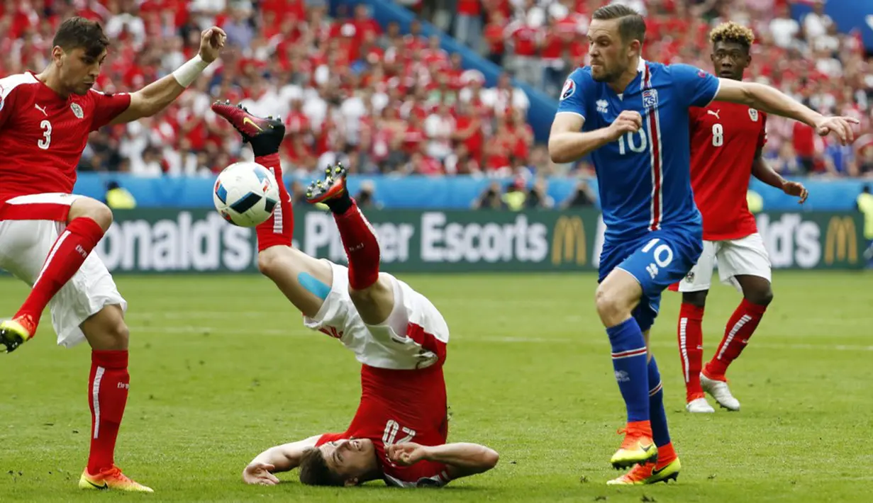 Perebutan bola antara pemain Austria dan Islandia pada laga terakhir Grup F Piala Eropa 2016 di Stade de France, Paris, Rabu (23/6/2016). (AFP/Odd Andersen)