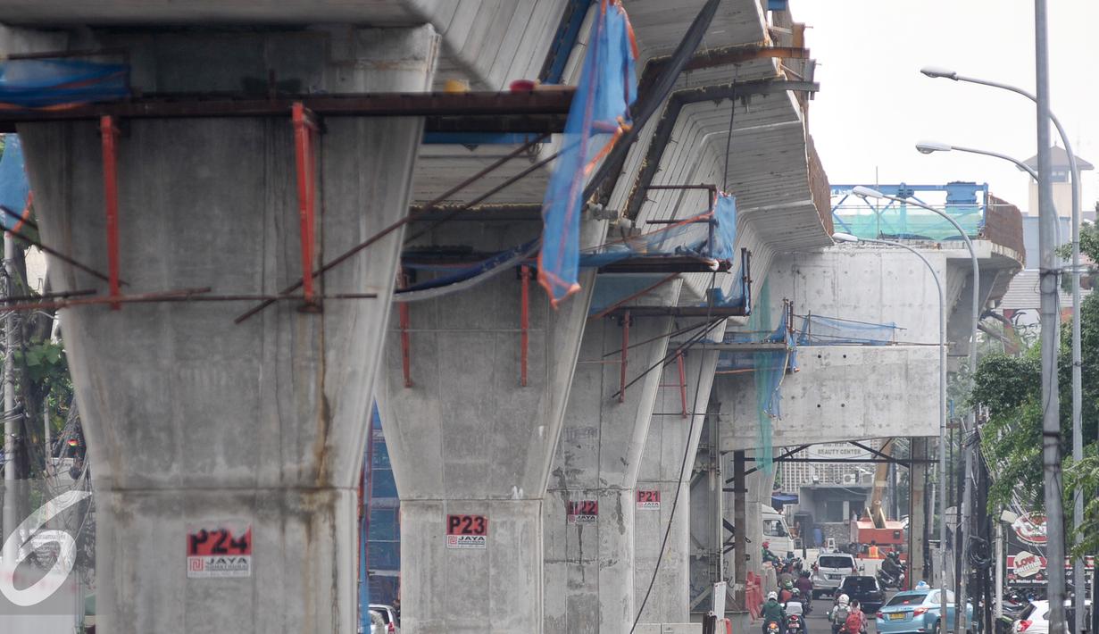 Pembangunan Jalan Layang Non Tol (JLNT) khusus Transjakarta Tendean-Ciledug memasuki pembangunan tahap akhir, Jakarta, Kamis (6/10). Sesuai rencana pembangunan Jalan Layang ini diperkirakan rampung Desember 2016 mendatang. (Liputan6.com/Yoppy Renato)