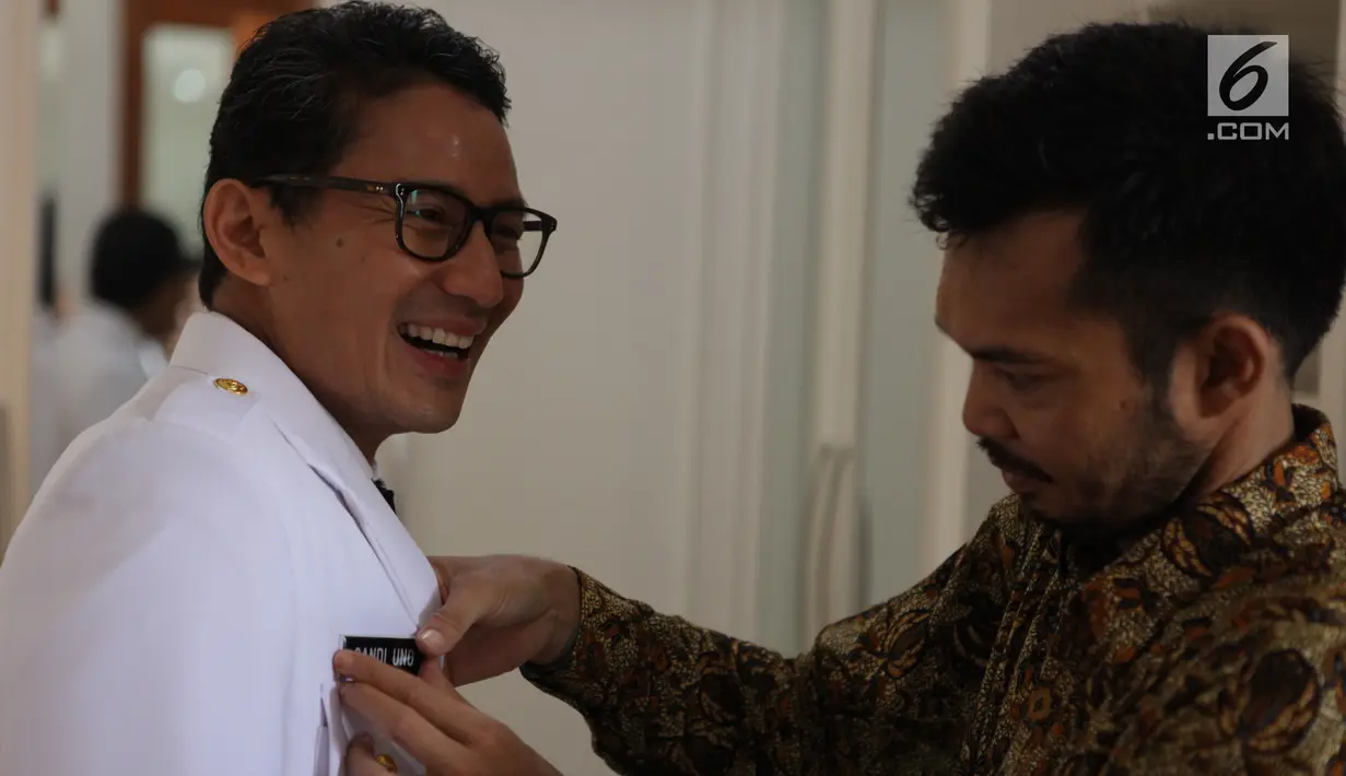 Wakil Gubernur DKI Jakarta terpilih Sandiaga Uno melakukan persiapan sebelum menjalani pemotretan dengan pakaian dinas upacara (PDU) di kawasan Kebayoran Baru, Jakarta Selatan, Kamis (12/10). (Liputan6.com/Pool/Tim Anies-Sandi)