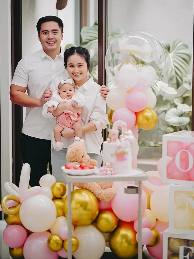 Gritte Agatha dan Suami Rayakan Satu Bulan Baby Agatha dengan Gaya Kasual yang Serasi