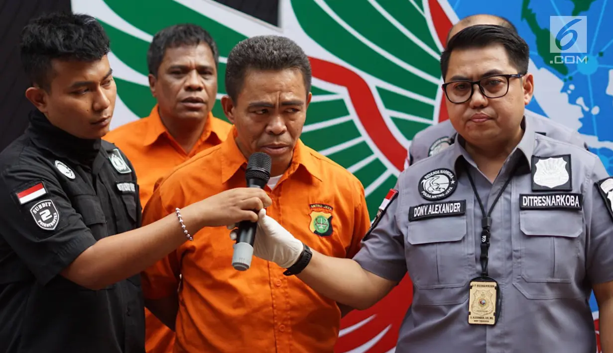 Kabid Humas Polda Metro Jaya Kombes Argo Yuwono (tengah) menunjukkan barang bukti beserta tersangka kasus tindak pidana narkotika jenis sabu di Polda Metro Jaya, Jakarta, Kamis (15/8/2019). Polisi menangkap tokoh pemuda Umar Kei beserta tiga orang lainnya. (Liputan6.com/Immanuel Antonius)