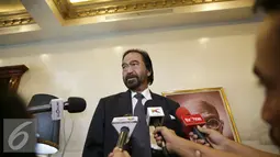 Surya Paloh saat ditanya awak media di DPP Partai Nasional Demokrat, Jakarta, Selasa (16/2). Paloh membahas isu terkini salah satunya dukungan NasDem untuk Basuki T Purnama kembali menjadi Gubernur Jakarta. (Liputan6.com/Faizal Fanani)