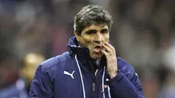 Tottenham Hotspur's Juande Ramos walks off the pitch following the game against Stoke City during the Premiership match at Britannia Stadium on October 19, 2008. Stoke won the game 2-1. AFP PHOTO/Adrian Dennis