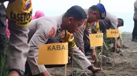 Penamanan 800 bibit cemara laut di Pantai Widuri, Pemalang. (Foto: Liputan6.com/Humas Polres Pemalang)