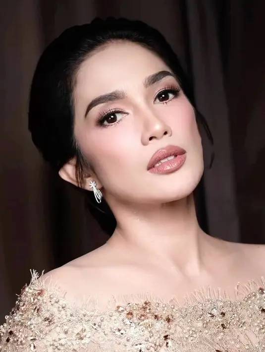 <p>Ussy menyempurnakan penampilannnya dengan menenteng tas jinjing. Ia juga mengenakan aksesoris anting dan cincin. [Foto: instagram.com/ussypratama]</p>