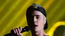 Di atas panggung Justin Bieber punya penampilan yang luar biasa. Sering kali bernyanyi dibarengin dengan aksi ngedance. Naas, Justin Bieber terpeleset diatas panggung. (Bintang.com/AFP)