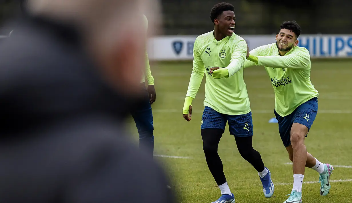 Pemain PSV Eindhoven Isaac Babadi (tengah) dan Ricardo Pepi mengambil bagian dalam sesi latihan menjelang pertandingan Grup B Liga Champions UEFA melawan Arsenal di PSV Campus De Herdgang di Eindhoven pada 11 Desember 2023. (MAURICE VAN STEEN / ANP / AFP)