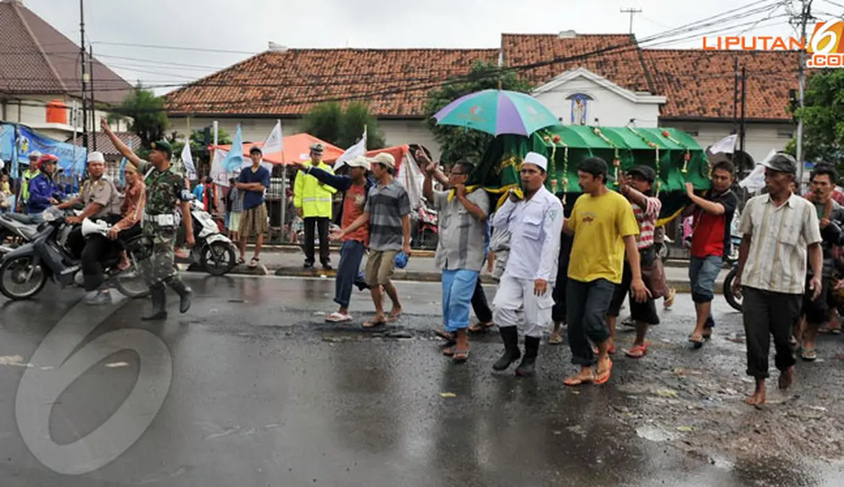 Jenazah Abdul Aziz dimakamkan di TPU Kober, usai dimandikan dan disalatkan (Liputan6.com/Johan Tallo)