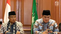 Ketua Umum PBNU, KH Said Aqil Siradj (kiri) didampingi Sekjen PBNU Helmy Faishal Zainidi memberikan keterangan pers di kantor PBNU, Jakarta, Kamis (25/5). (Liputan6.com/Angga Yuniar)
