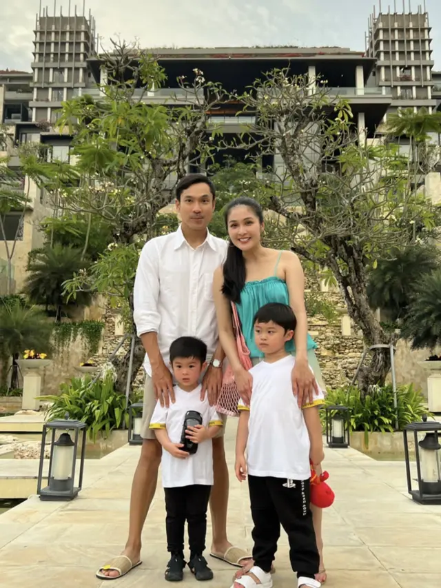 Tampil Harmonis, Ini 7 Potret Sandra Dewi Liburan Bareng Suami dan Anak Ke Bali