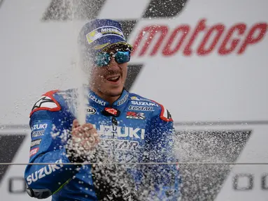 Pebalap Suzuki, Maverick Vinales (25), menjuarai balapan MotoGP Inggris yang digelar di Sirkuit Silverstone, Inggris, Minggu (4/9/2016). (AFP/Oli Scarff)