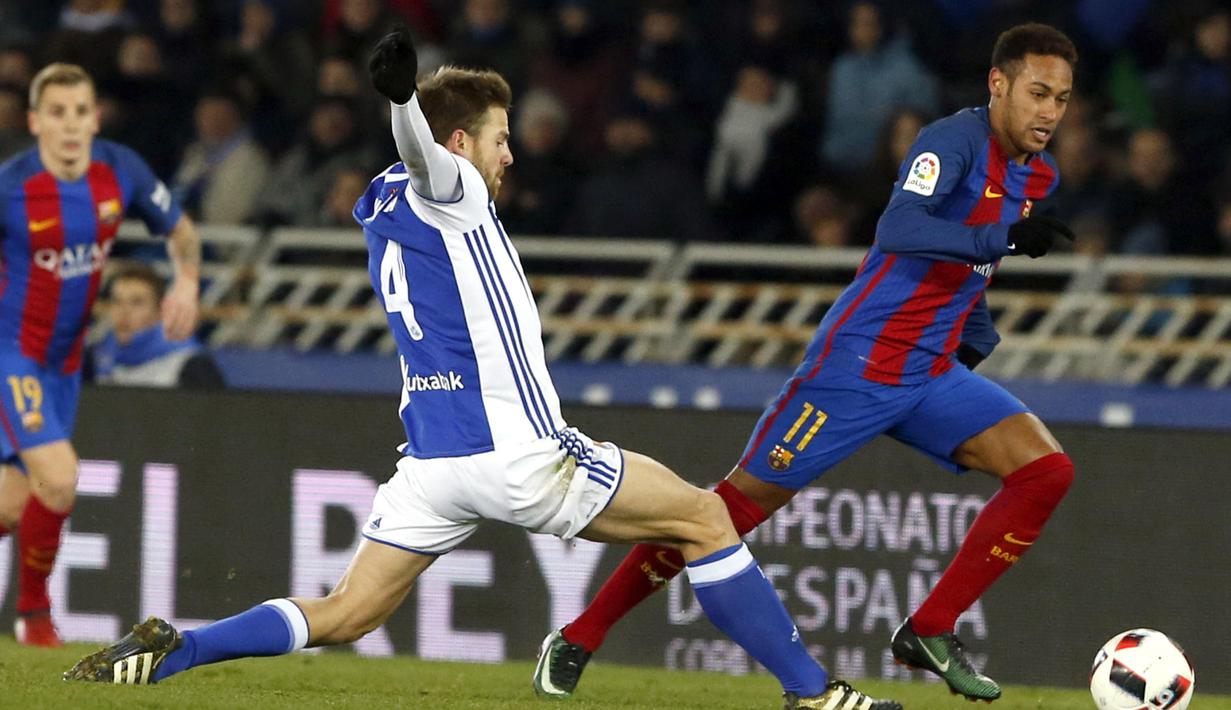 Aksi Neymar Jr. (kanan) menggiring bola melewati hadangan pemain Real Sociedad, Asier Illarramendi pada laga prempat final Copa Del Rey di Anoeta stadium, San Sebastian,  Kamis (19/1/2017). Barcelona menang tipis 1-0. (EPA/Javier Etxezarreta)