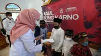 Bupati Banyuwangi Ipuk Fiestiandani beri santunan anak yatim piatu dalam acara Haul Bungkarno (Istimewa)
